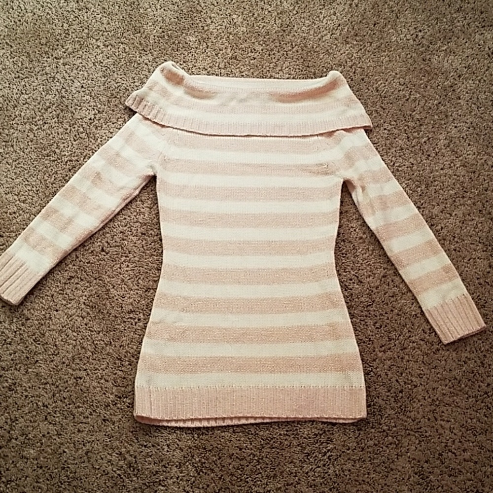 Off shoulder sweater.